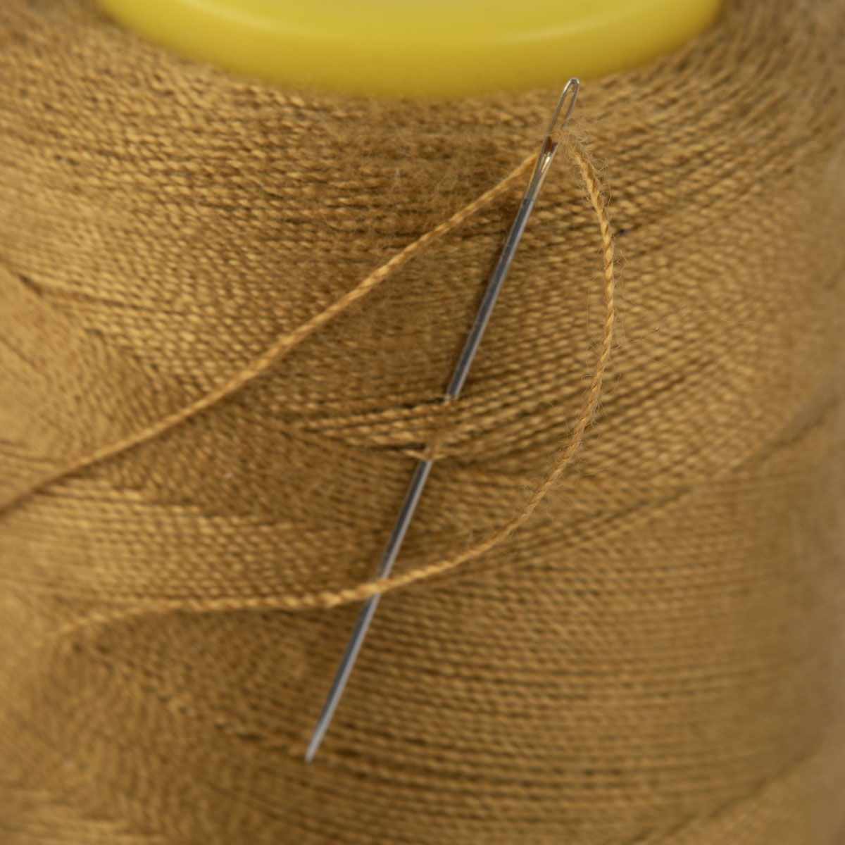 Нитки  Gamma 20s/2 100% полиэстер 912 м 1000 я Micron №438 св.коричневый Фото 5.