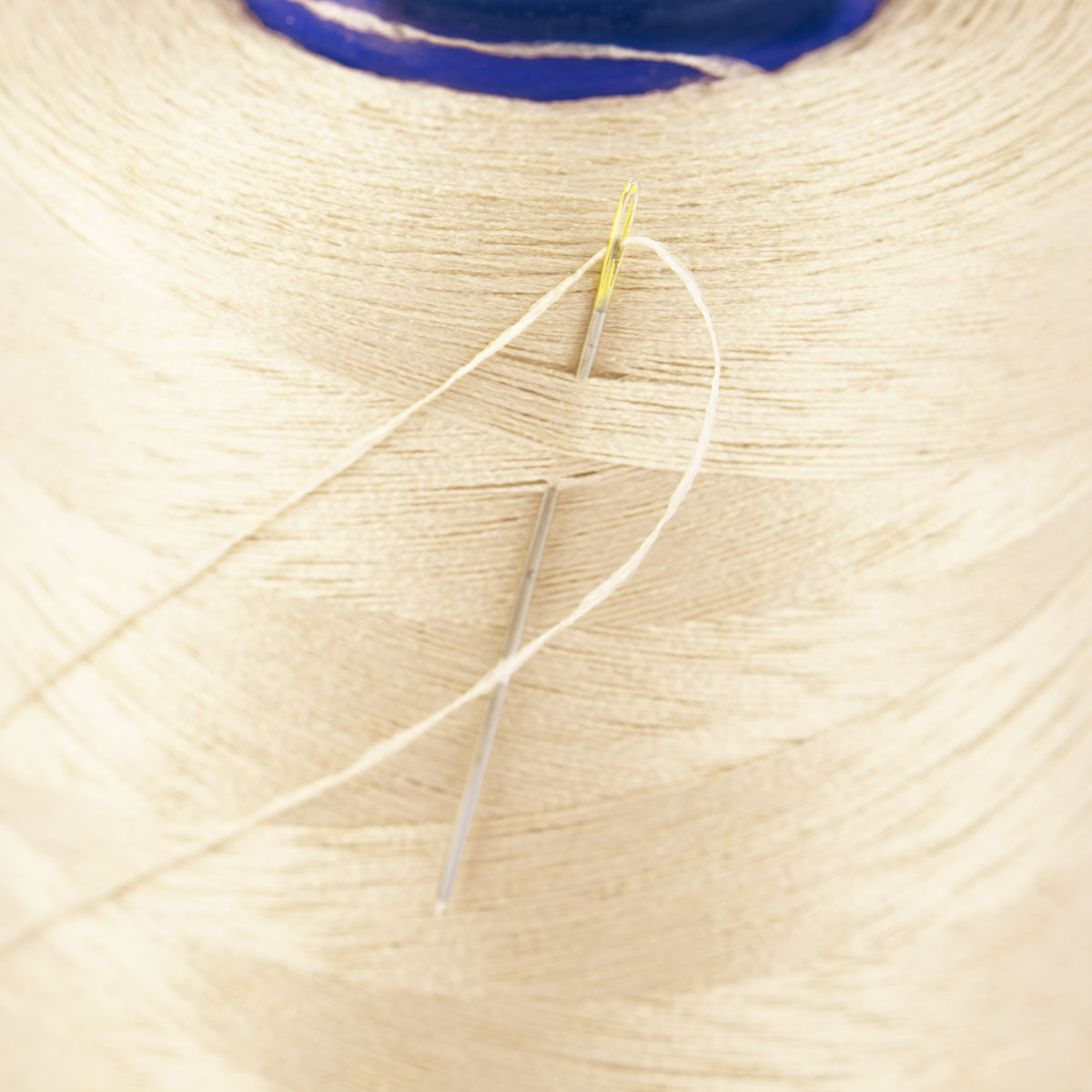 Нитки Nitka U 150D/1 non-twisted 100% полиэстер 5000 м №451 кремовый Фото 5.