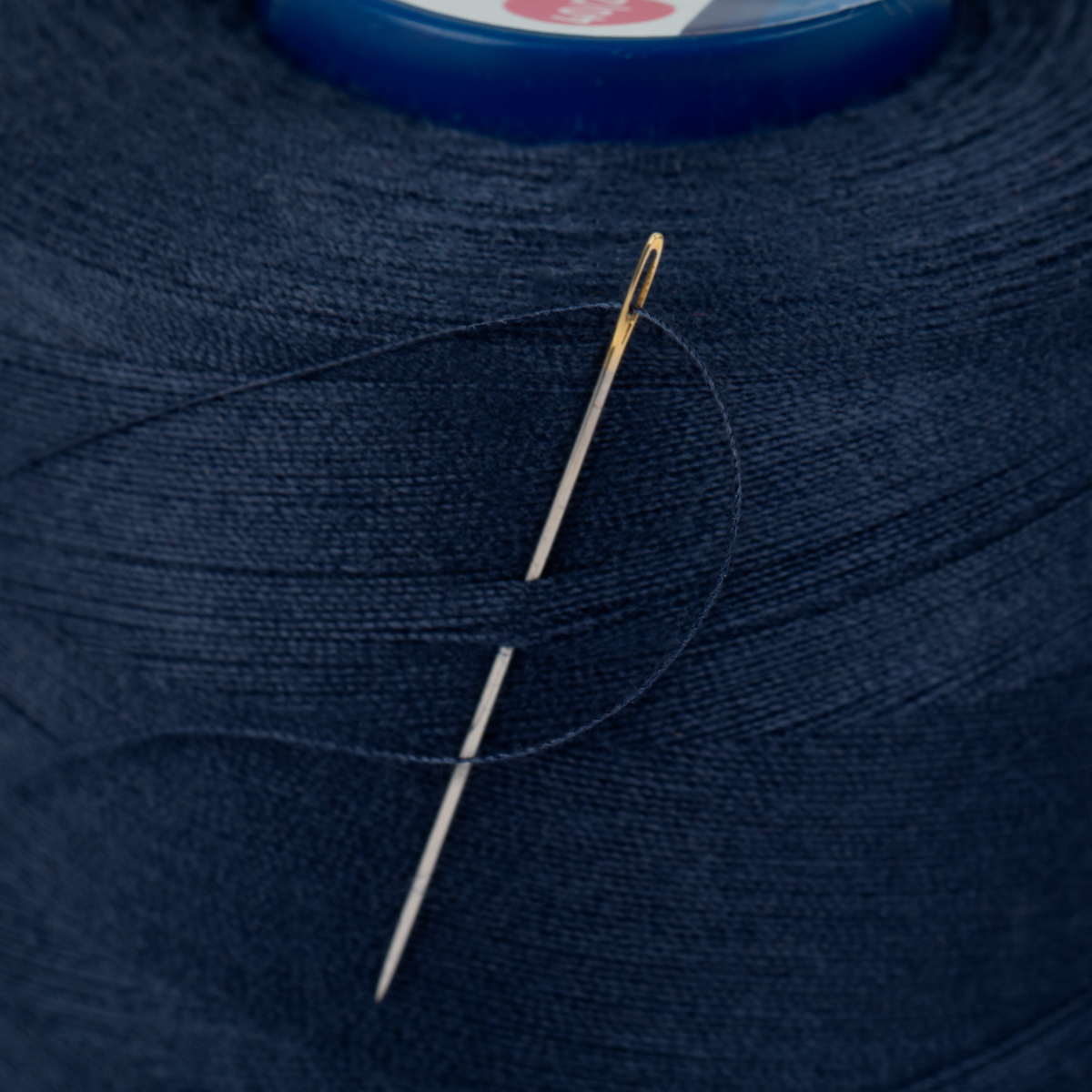 Швейные нитки (полиэстер) 40/2 Gamma ( 503-602 ) 4570 м №574 т.синий Фото 5.