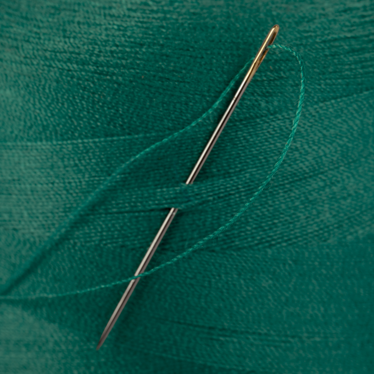 Швейные нитки (полиэстер) 50/2 Gamma ( 201-300 ) 4570 м №262 т.бирюзовый Фото 5.