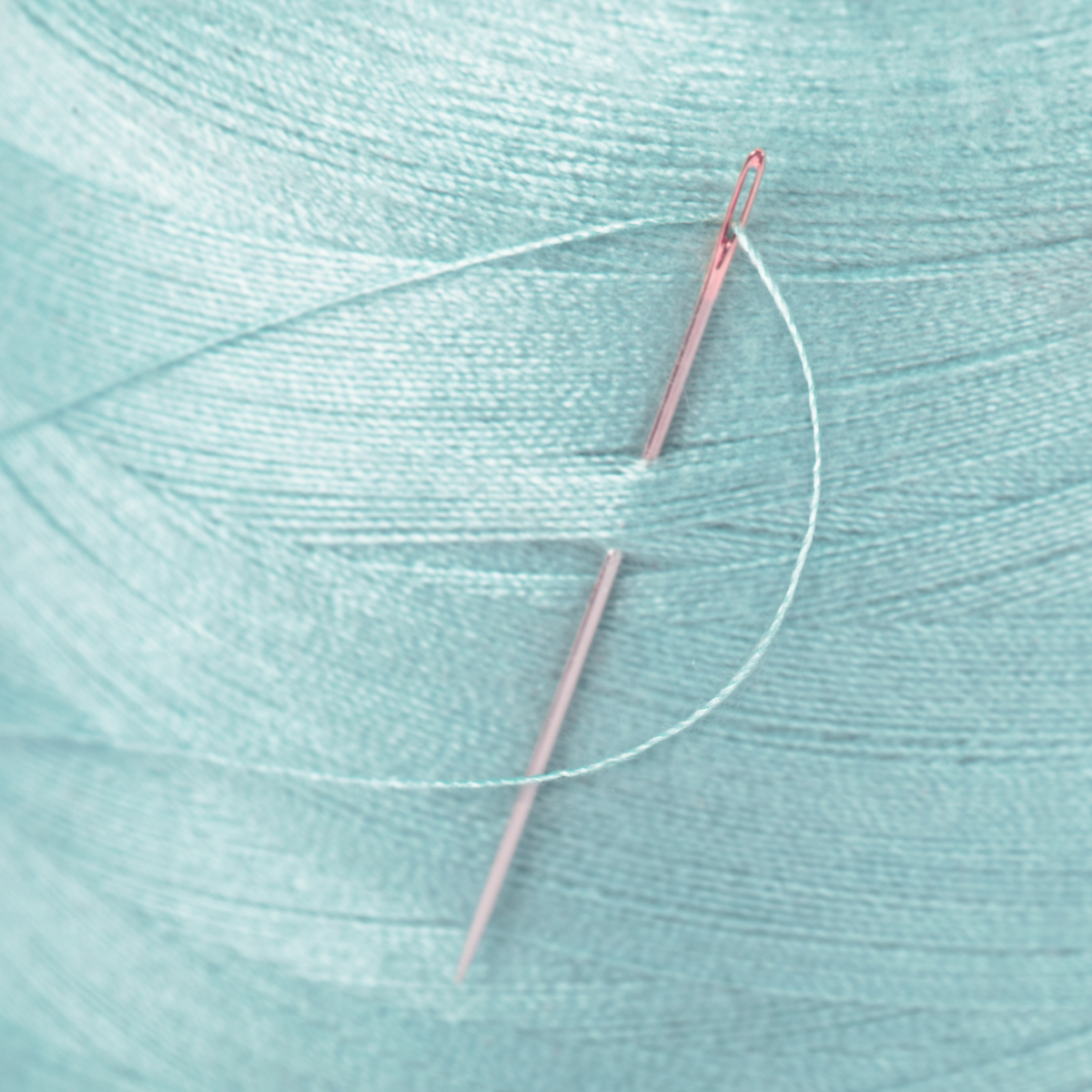 Швейные нитки (полиэстер) 40/2 Gamma ( 201-300 ) 4570 м №279 голубой Фото 5.