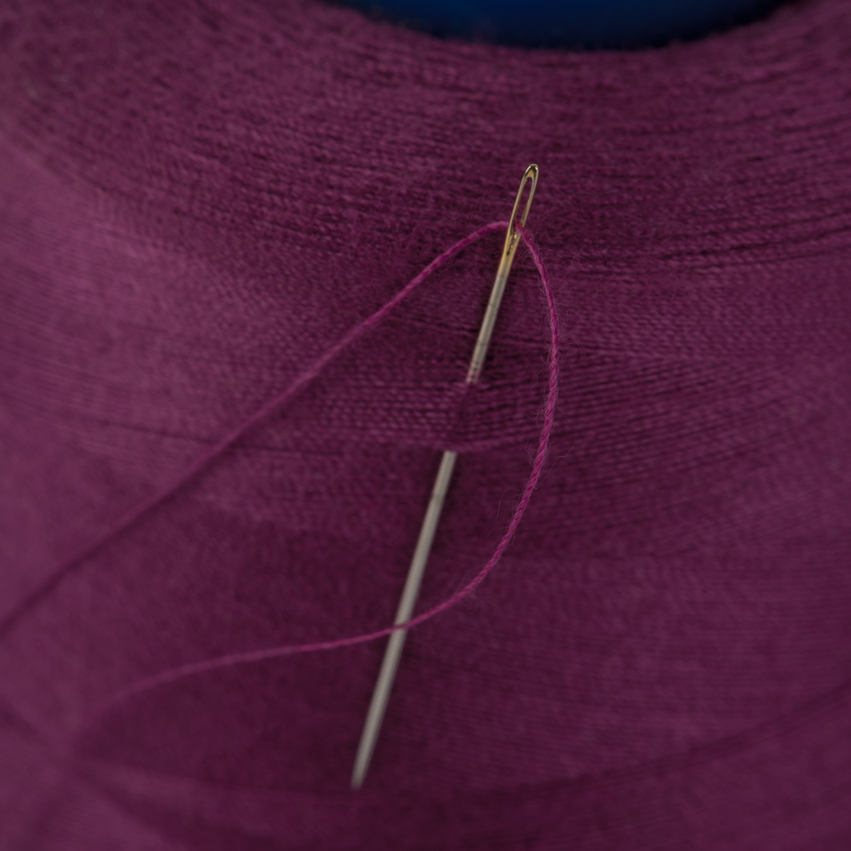 Швейные нитки (полиэстер) 40/2 Gamma ( 101-200 ) 4570 м №172 т.лиловый Фото 5.